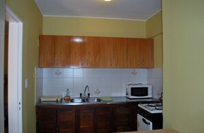 Departamento básico | Cocina privada | Refrigerador con congelador, microondas, horno y parrilla de estufa 
