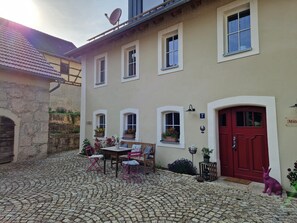 Outdoor dining - Holiday home Mittelmühle in the Franconian Switzerland (Königsfeld)