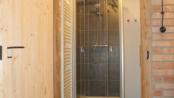 Dusche, Haartrockner, Handtücher, Toilettenpapier