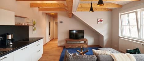 Smart TV, table tennis