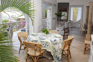 Outdoor dining - Casa Rosie - relax and unwind in paradise (Taboga)