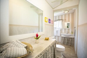 Douche, sèche-cheveux, serviettes fournies, shampoing