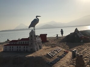 En la playa, sillas reclinables de playa