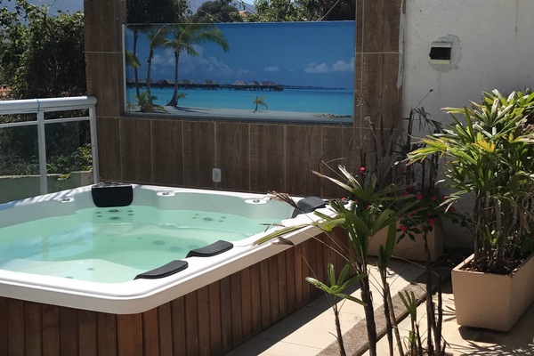 Outdoor spa tub