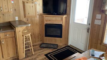 Standard-Ferienhütte (4) | Wohnbereich | 32-Zoll-Flachbildfernseher mit Digitalempfang, Fernseher