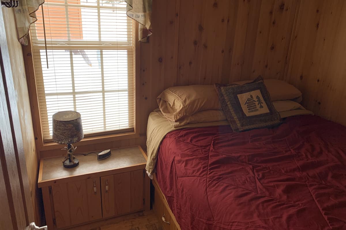 Standard Cabin (4) | Hypo-allergenic bedding, laptop workspace, free WiFi, bed sheets