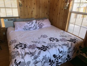 Hytte – standard (1) | Oppholdsområde | En 32-tommers Flatskjerm-TV med digitale kanaler samt TV