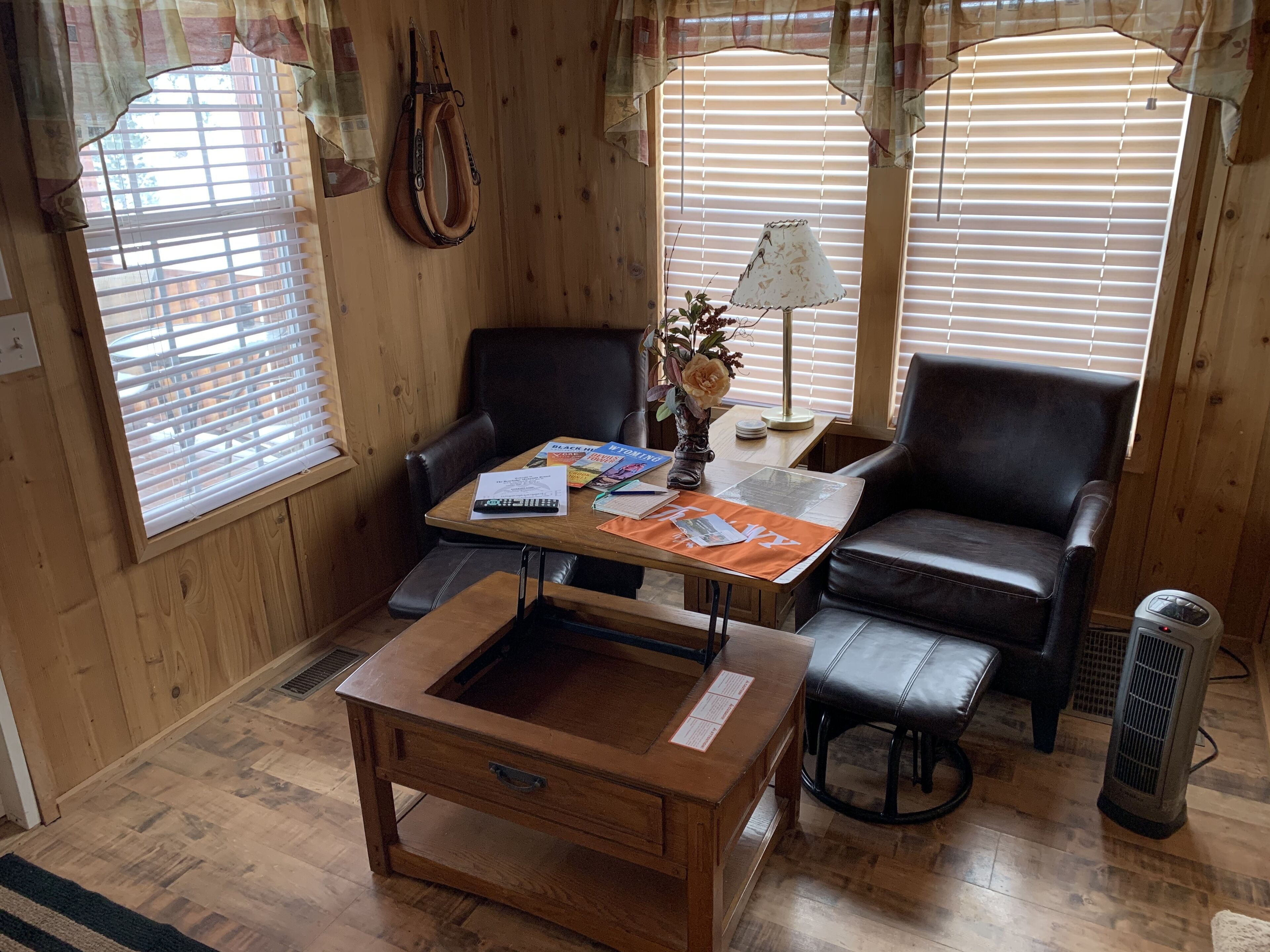 标准小屋 (4) | 起居区 | 32-英寸纯平电视（配备数码频道）、电视、流媒体服务