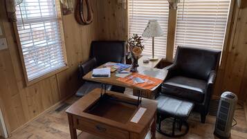 Standard Cabin (4) | Living area