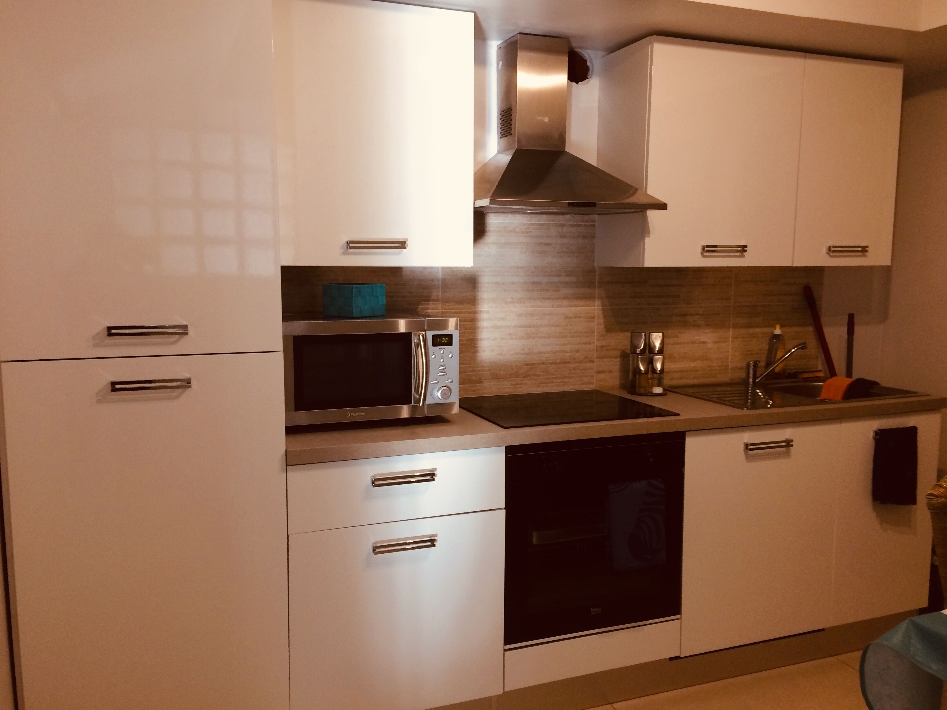 Een koelkast, een microgolfoven, een oven, een kookplaat