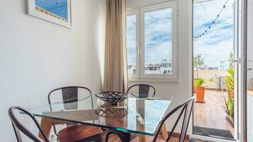 Lägenhet Premium - 1 sovrum - terrass - utsikt mot floden | Vardagsrum | Leksaker, böcker och en stereo