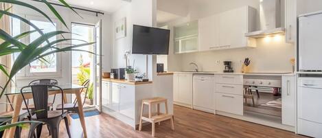 Premium Apartment, 1 Bedroom, Terrace, River View | Private kitchen