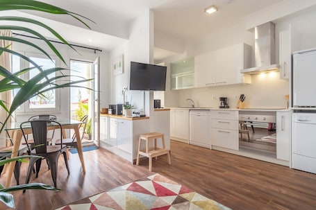 Refrigerador con freezer, microondas, horno, placa de cocina