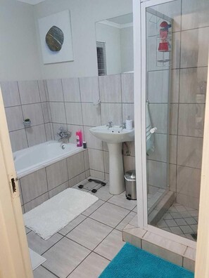 Hiustenkuivaaja, pyyhkeet, saippua, sampoo