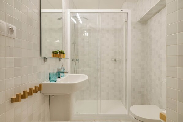 Douche, sĂšche-cheveux, serviettes fournies, papier toilette