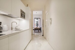 Réfrigérateur, micro-ondes, plaque de cuisson, lave-vaisselle