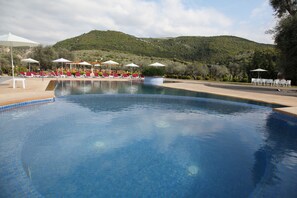 Una piscina al aire libre de temporada
