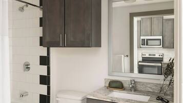 Articles de toilette de luxe, sĂšche-cheveux, serviettes fournies