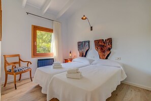 3 bedrooms, iron/ironing board, free WiFi, bed sheets