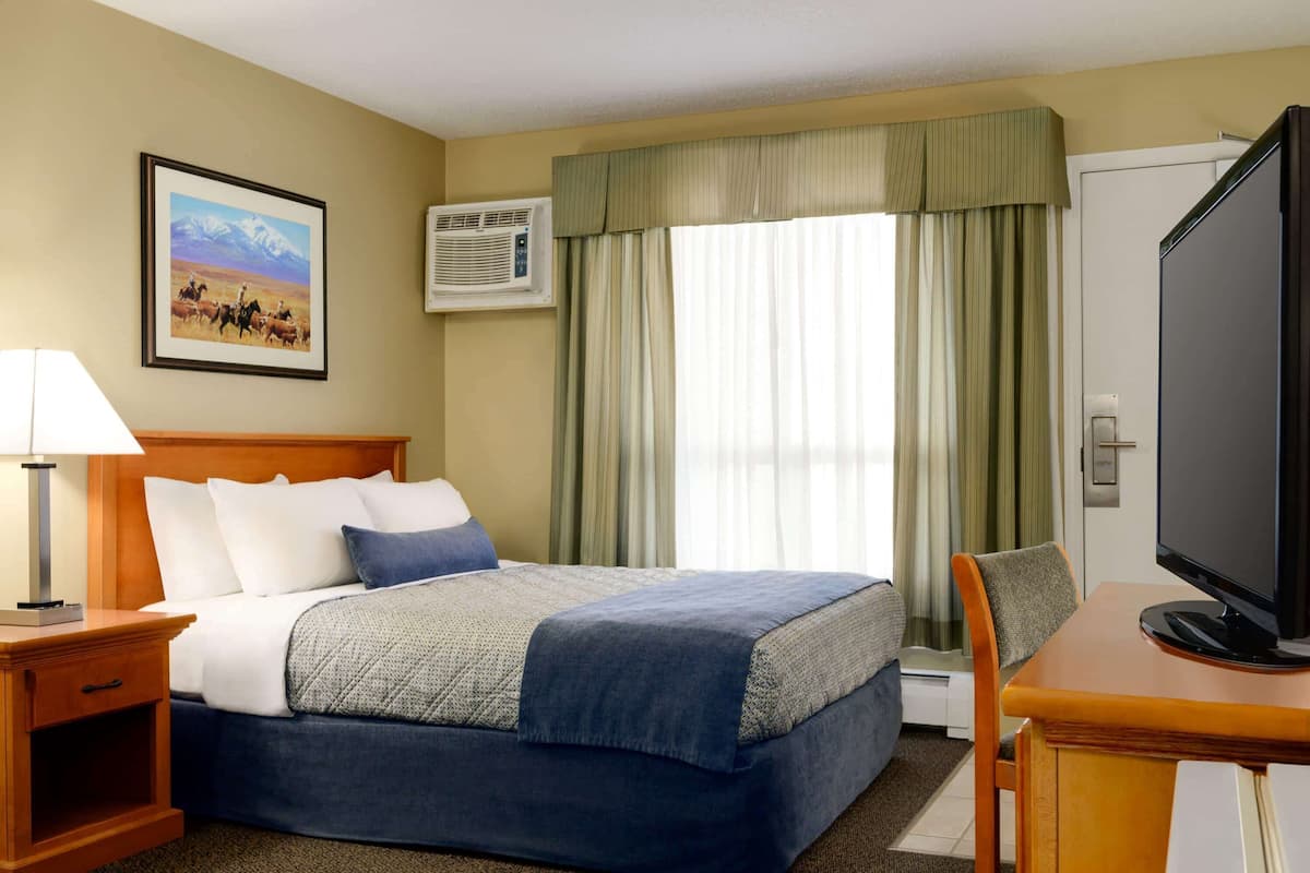 Room, 1 Queen Bed, Accessible, Non Smoking (Mobility) | Desk, iron/ironing board, free WiFi, bed sheets