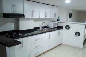 Mikrowelle, Mixer, Kochgeschirr/Geschirr/Besteck