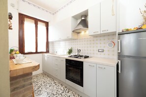 Fridge, oven, stovetop, coffee/tea maker