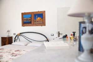 2 habitaciones, tabla de planchar con plancha y cuna de viaje 