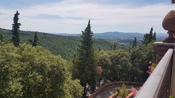 A balcony with a view of a forested valley and distant hills. - Casa Bruna - Cipresseta del Chianti (Castellina in Chianti, Siena)