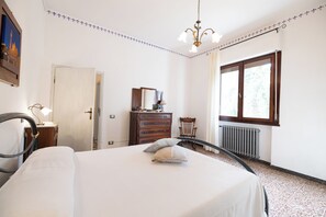 2 bedrooms, iron/ironing board, travel cot, free WiFi