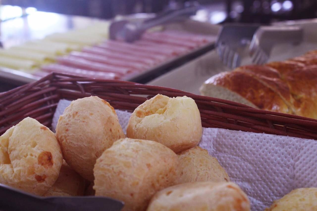 Un bufé con diversos alimentos, incluyendo pan y pastelería.