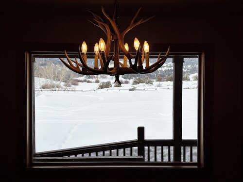 40 min from YNP!  18 Beds! New Bedding! Lots of parking!