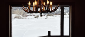 40 min from YNP!  18 Beds! New Bedding! Lots of parking!