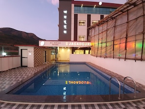 Outdoor pool - Hotel Jagadguru (Mawal)