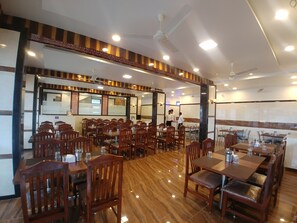 Breakfast, lunch, dinner served; Indian cuisine - Hotel Jagadguru (Mawal)