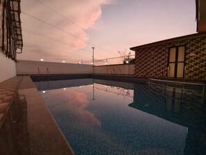 Outdoor pool - Hotel Jagadguru (Mawal)
