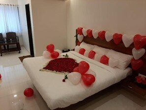 Premium bedding, in-room safe, desk, soundproofing - Hotel Jagadguru (Mawal)