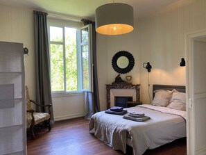 5 habitaciones, tabla de planchar con plancha y cuna de viaje 