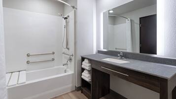 Combined shower/bathtub, free toiletries, hair dryer, towels
