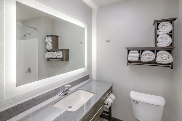 Combined shower/tub, free toiletries, hair dryer, towels