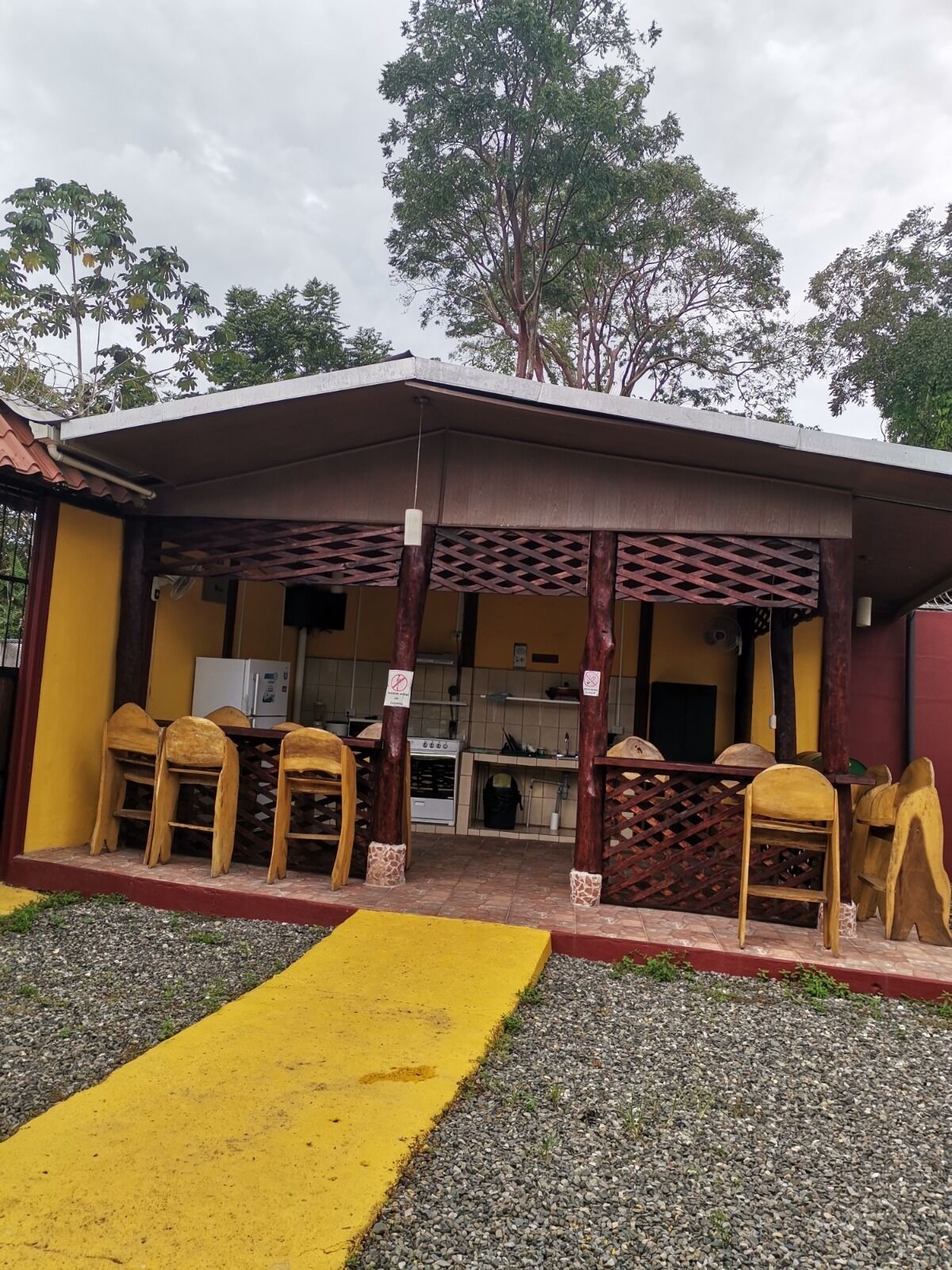 Refrigerador con congelador, microondas, horno y parrilla de estufa 