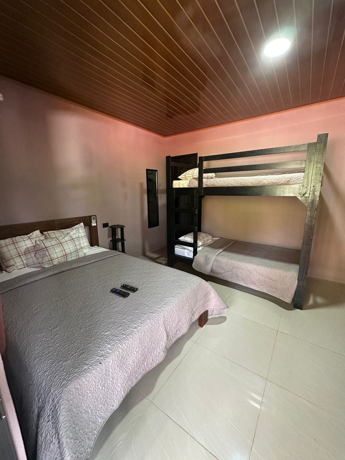 Neljän hengen perhehuone | Ilmainen Wi-Fi, vuodevaatteet, pääsy pyörätuolilla