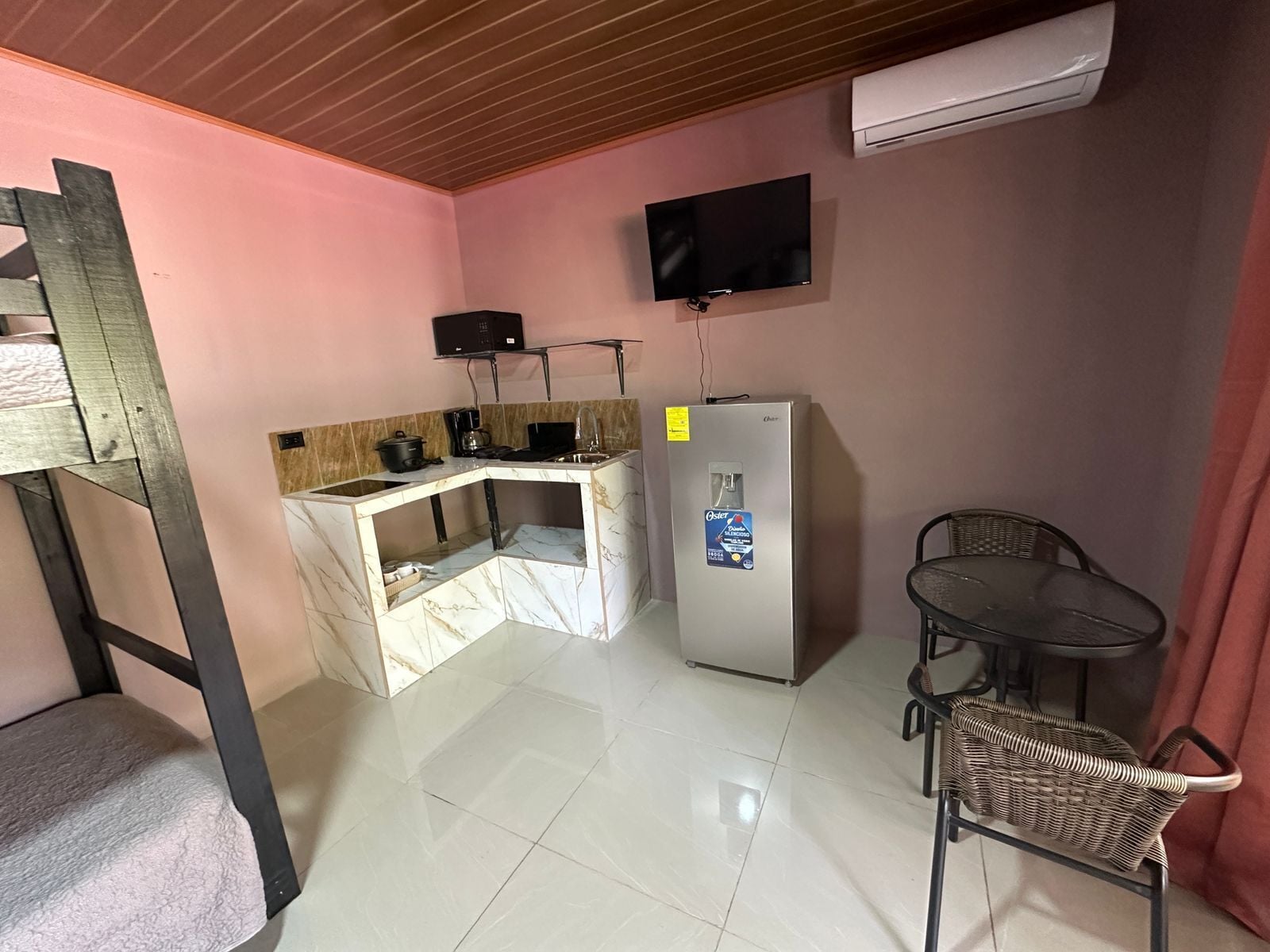 Habitación cuádruple familiar | Cocina privada | Refrigerador con congelador, microondas, horno y parrilla de estufa 