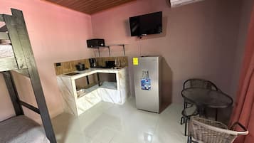 Habitación cuádruple familiar | Cocina privada | Refrigerador con congelador, microondas, horno y parrilla de estufa