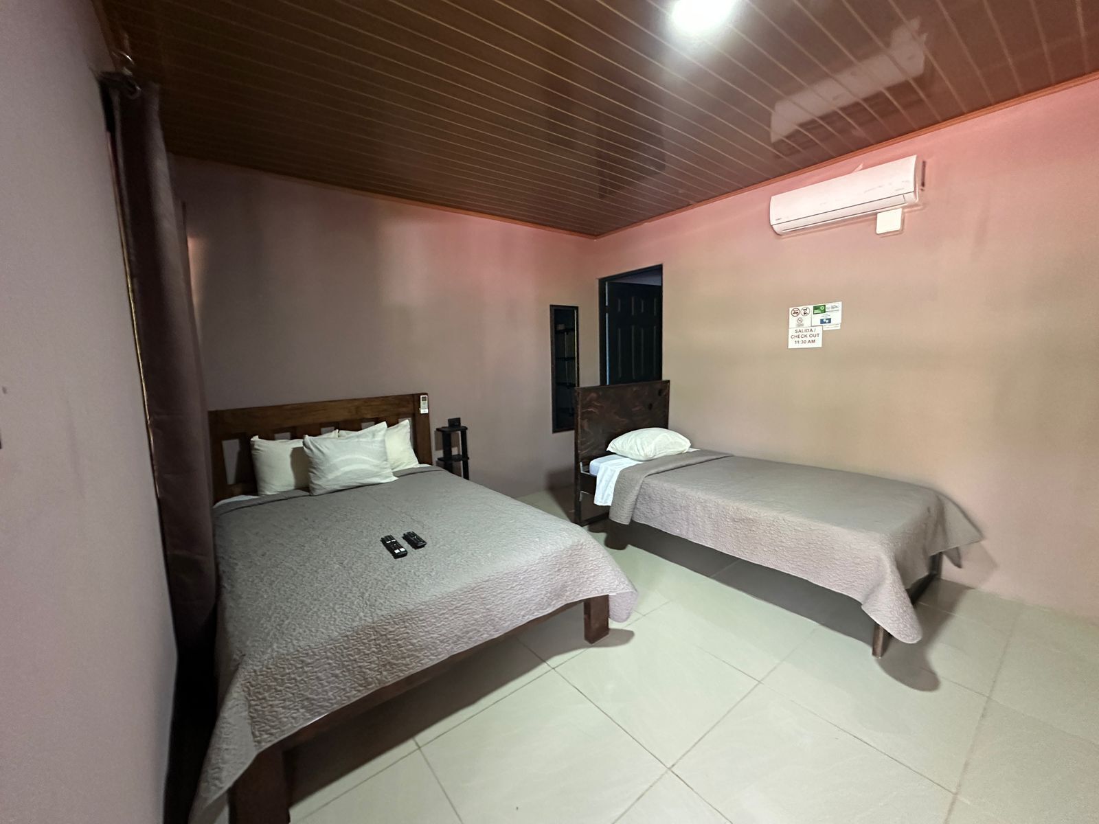 Kolmen hengen perhehuone | Ilmainen Wi-Fi, vuodevaatteet, pääsy pyörätuolilla