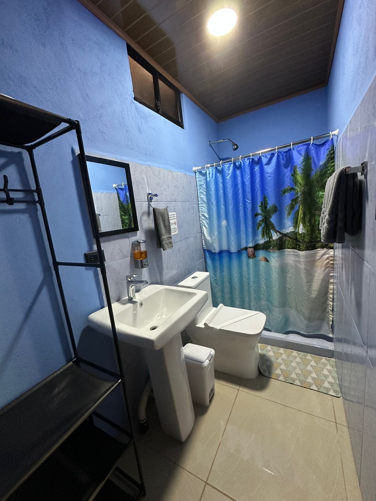 Tweepersoonskamer | Badkamer | Een douche, een regendouche, handdoeken, zeep