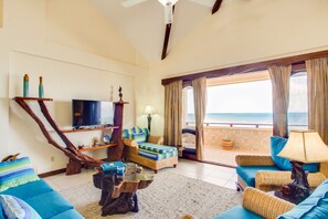 Penthouse Mewah, 3 kamar tidur, balkon, menghadap pantai | Area keluarga | TV layar datar