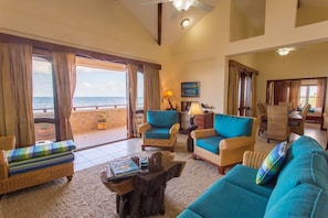 Appartement Penthouse luxueux, 3 chambres, balcon, en face de la plage | Aire de séjour | Téléviseur à écran plat