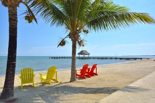 在海滩、白沙、沙滩椅、海滩遮阳伞