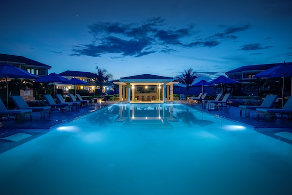 Piscine extérieure, parasols, chaises longues