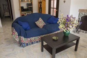 TV, fireplace - La Mariquilla, rural housing in Jubrique, Valle del Genal, natural paradise ... (Jubrique)